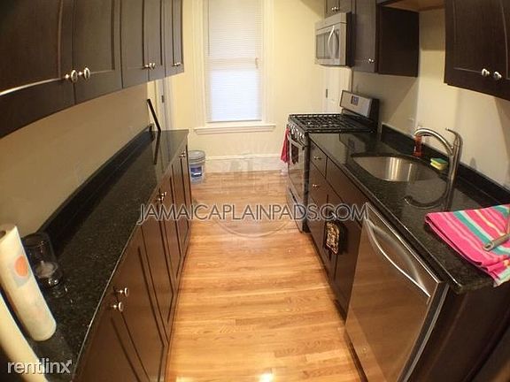 106 Hyde Park Ave kitchen
