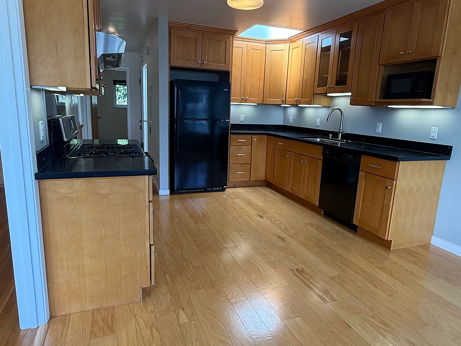 3 bed, 1.5 bath, 1144 sqft, $5,700 — Photo 3