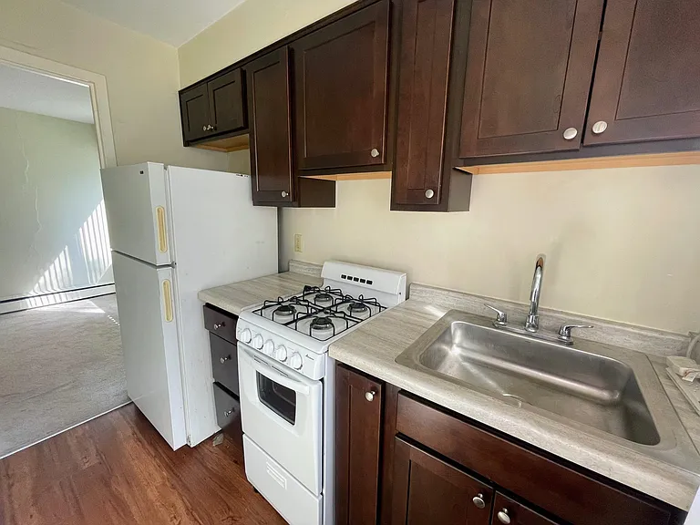 427 4th St SE #105 — Photo 4