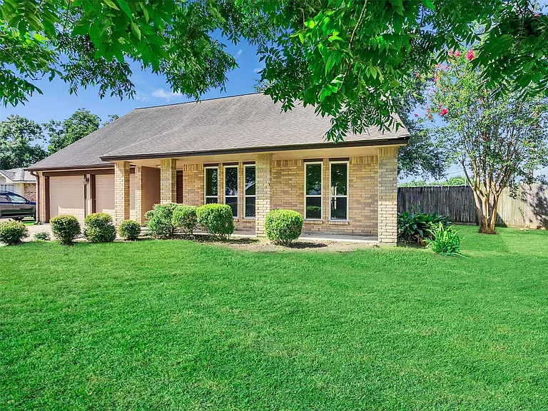 423 Forest Hills Dr — Photo 3