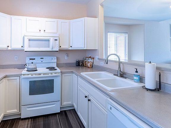 5th image of 2521 Leoti Dr
