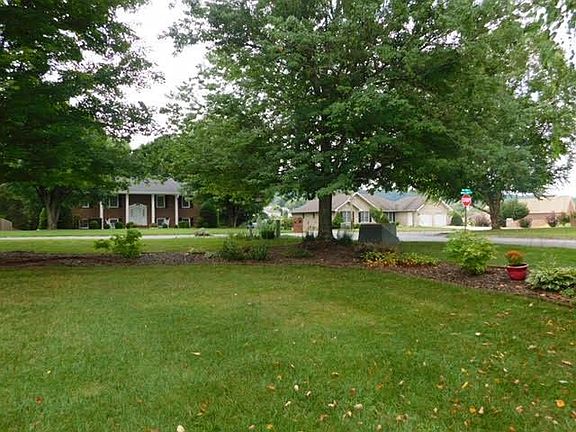 3rd image of 303 Hale Meade Dr