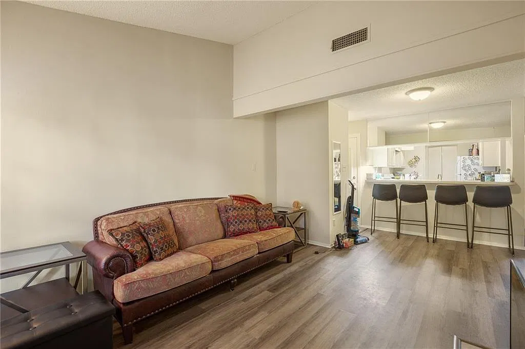 2 bed, 2.0 bath, 904 sqft, $2,100 — Photo 4