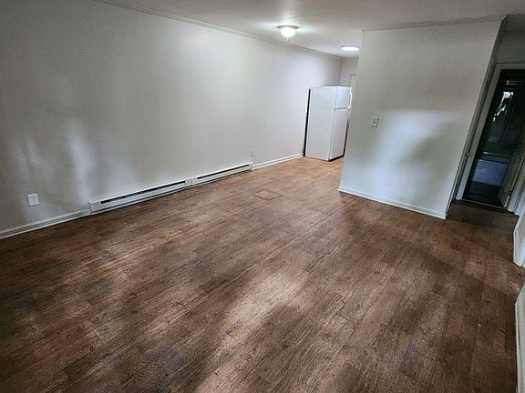 4th image of 635 Voss St