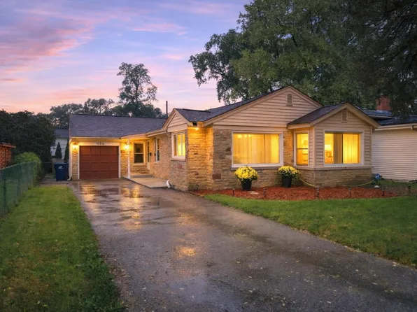 2250 Corona Rd, Waukegan, IL 60087