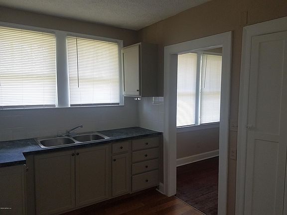 5th image of 205 E 44th St