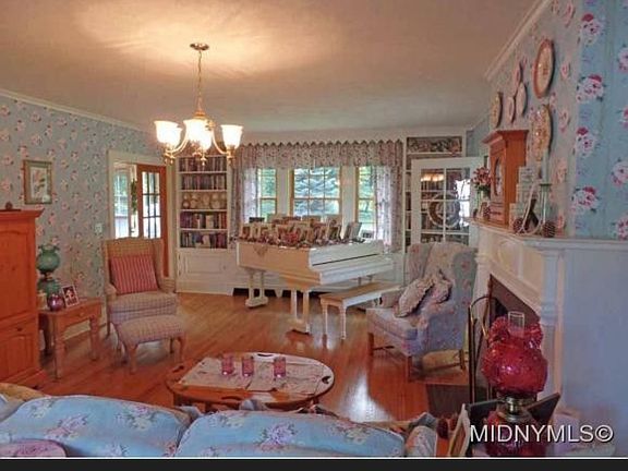 5th image of 714 Parkway E