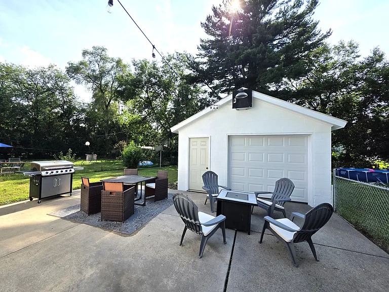 915 Mackow Dr — Photo 3