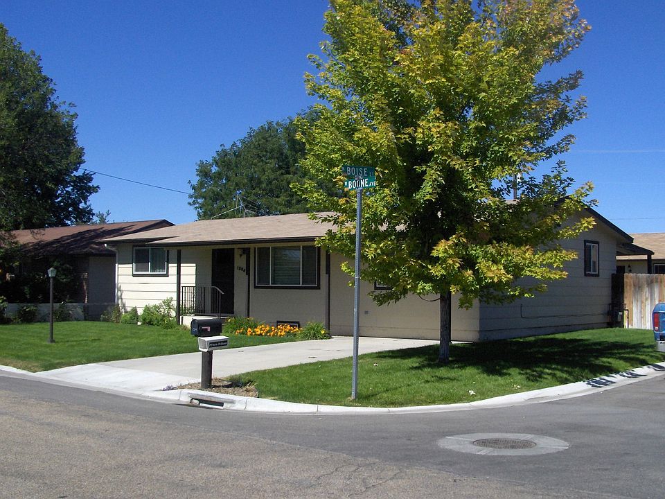 Quiet Neighborhood, Large Corner Lot