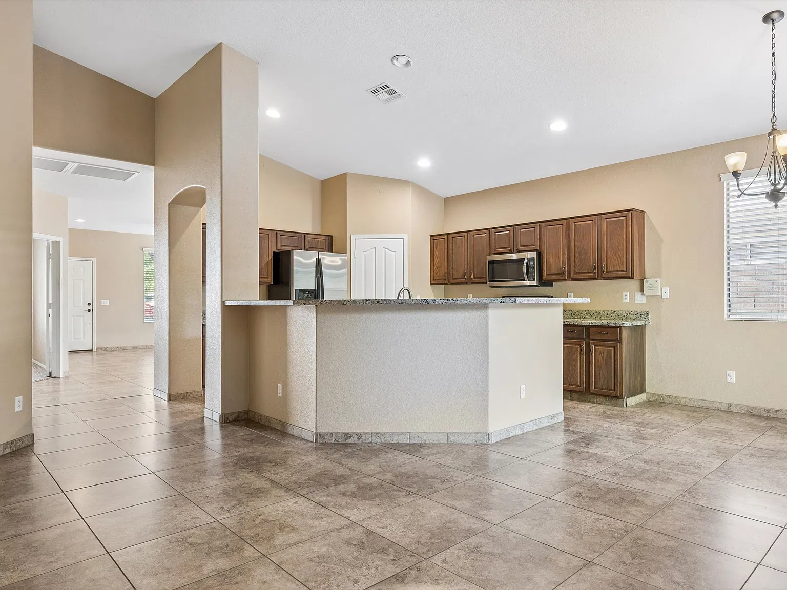 4 bed, 2166 sqft, $2,499 — Photo 4