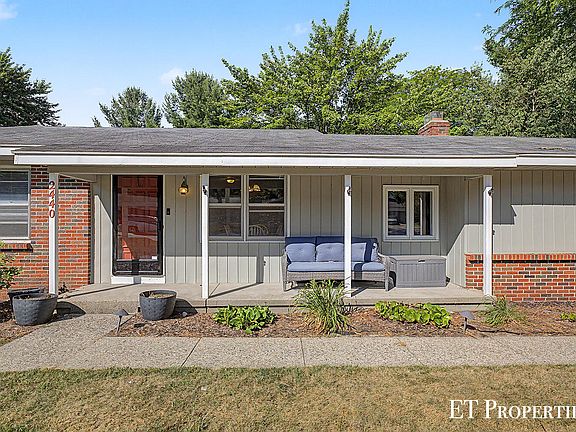 2nd image of 2440 Saratoga Dr NE