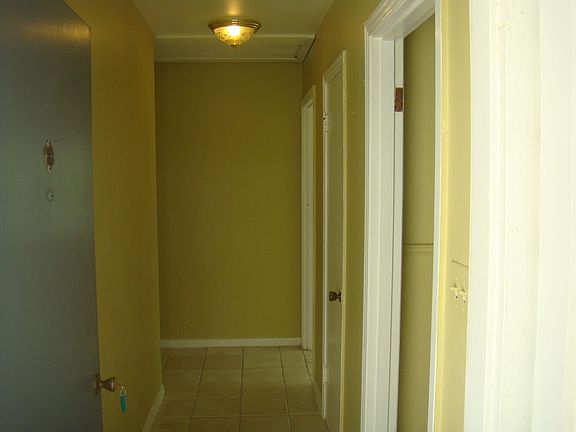 3rd image of 825 Peyton Dr