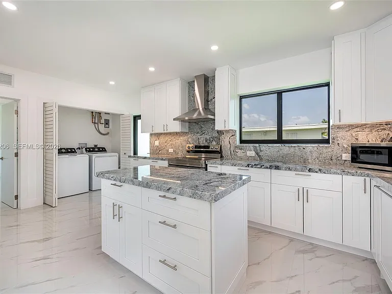 1621 S Treasure Dr — Photo 12