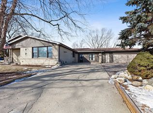 180 Trenton Ave, South Elgin, IL 60177