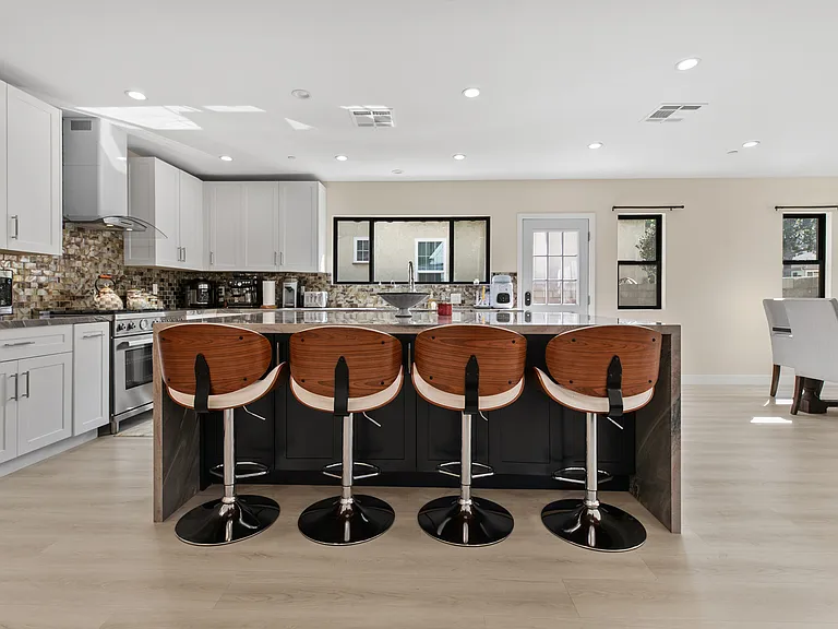 2101 E Glenoaks Blvd — Photo 22