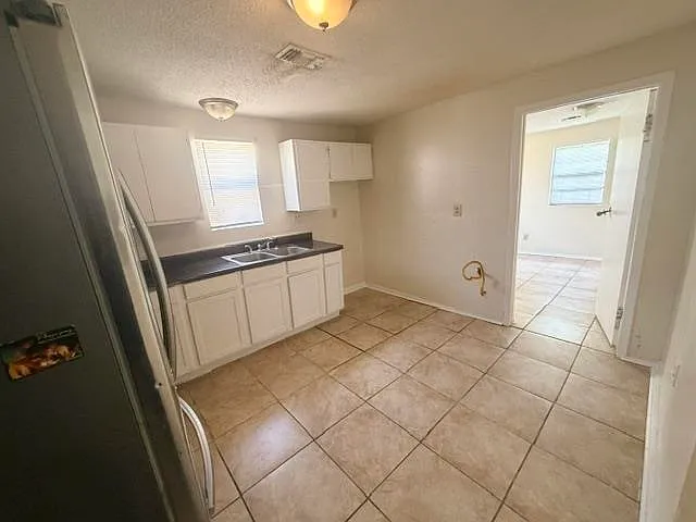 3 bed, 1.0 bath, $800 — Photo 3