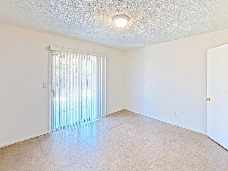4405 N Dante Ave — Photo 9
