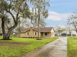 100 Woodland Rd, Lake Jackson, TX 77566