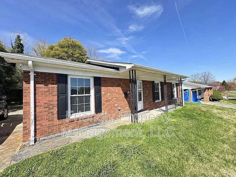 3 bed, 1.5 bath, 1284 sqft, $1,395 — Photo 2