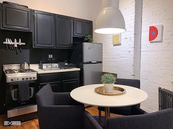 3rd image of 121 Henry St APT 4