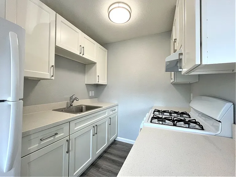 940 N San Joaquin Street — Photo 6