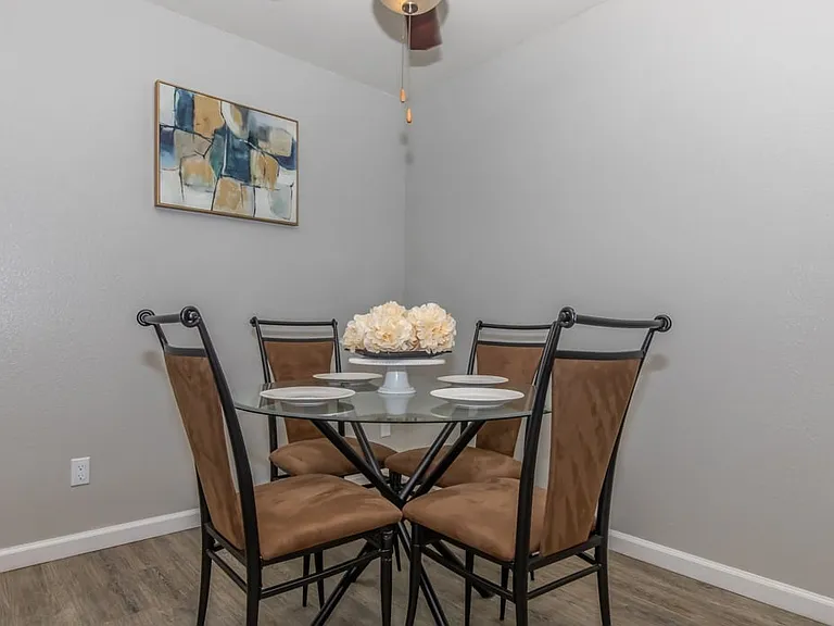 Oak View Apartments — Photo 8
