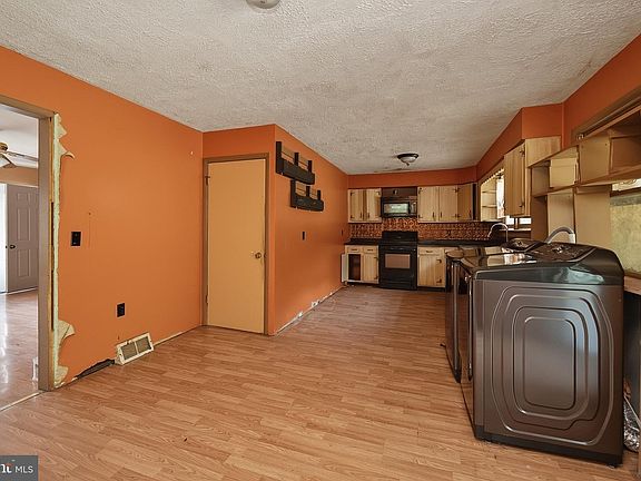 4th image of 828 Lee Rd