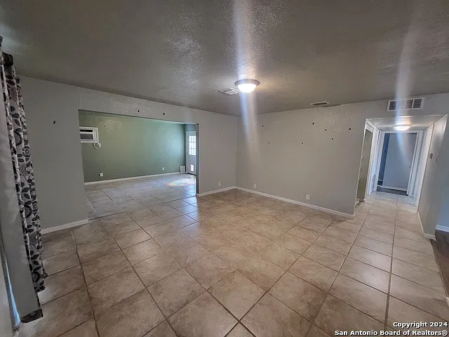 3 bed, 1.0 bath, 1128 sqft, $1,650 — Photo 3