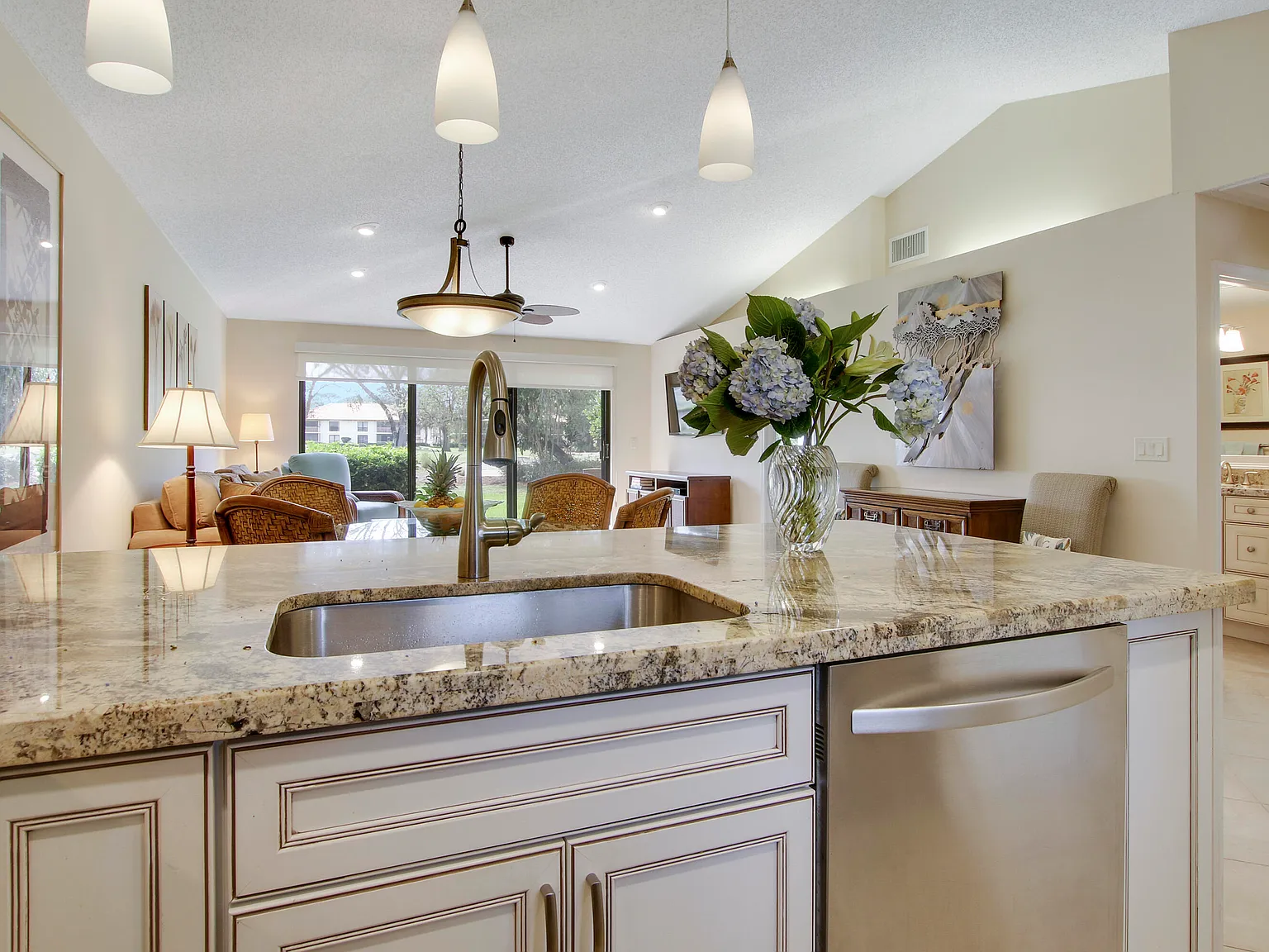 2 bed, 2.0 bath, 1135 sqft, $10,000 — Photo 2