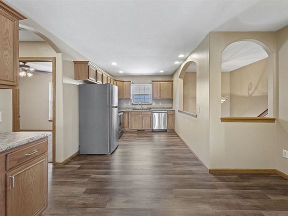 4th image of 1562 Deerfield Dr