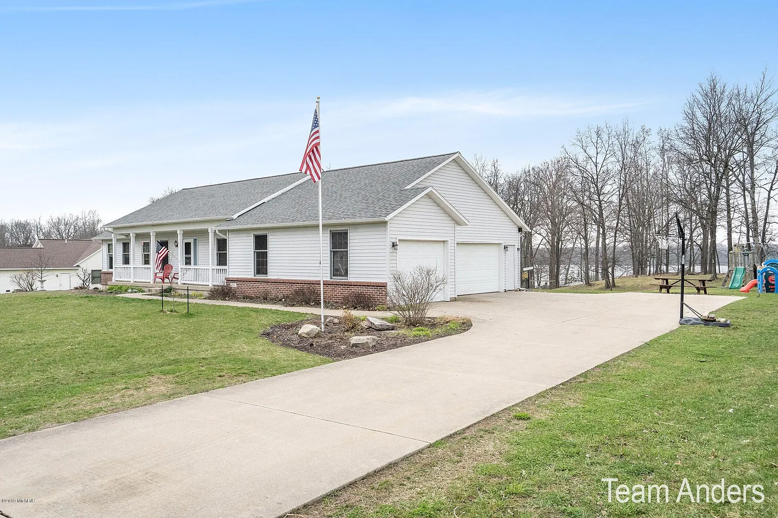 9293 Wabasis Pointe Dr NE photo 1