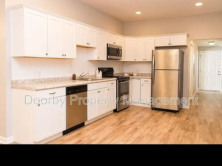 1044 Flynn St — Photo 7