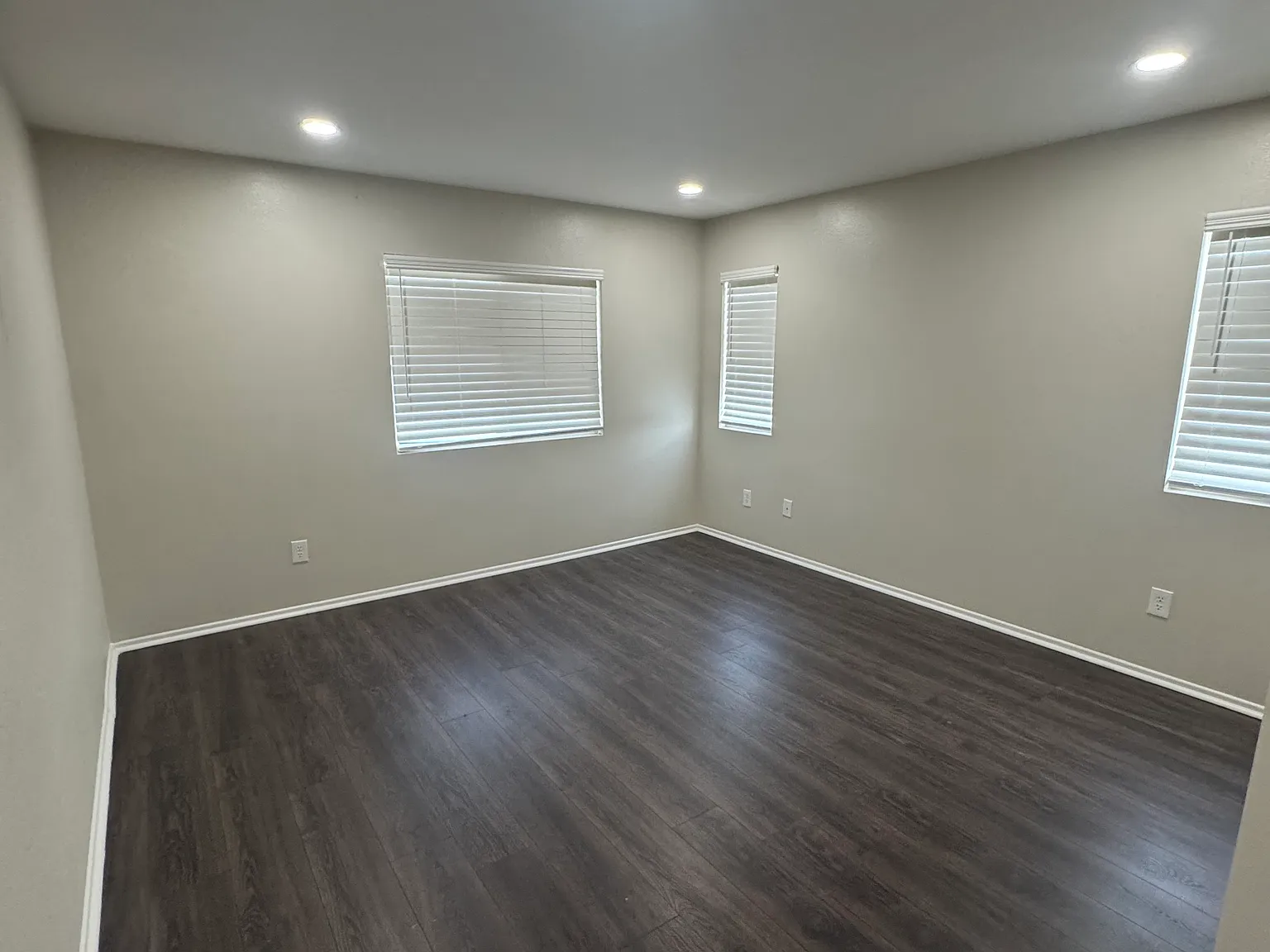 5 bed, 2348 sqft, $2,900 — Photo 2