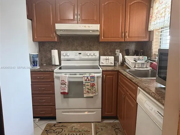 9001 Sunrise Lakes Blvd APT 201, Sunrise, FL 33322