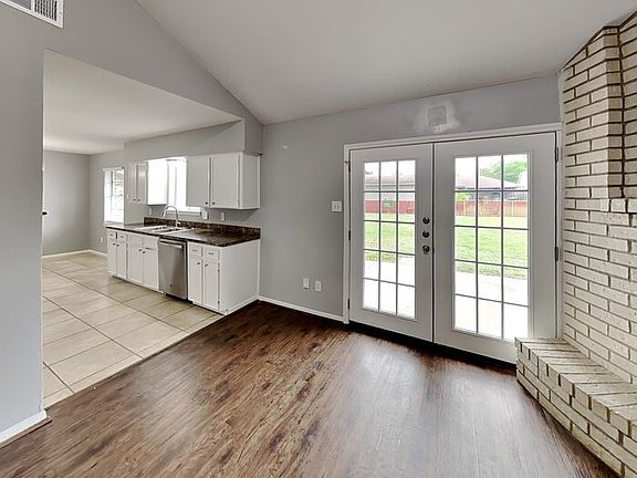 4th image of 722 E Brown Ln