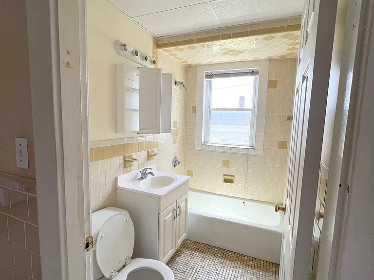 382 McGrath Hwy #2L — Photo 7