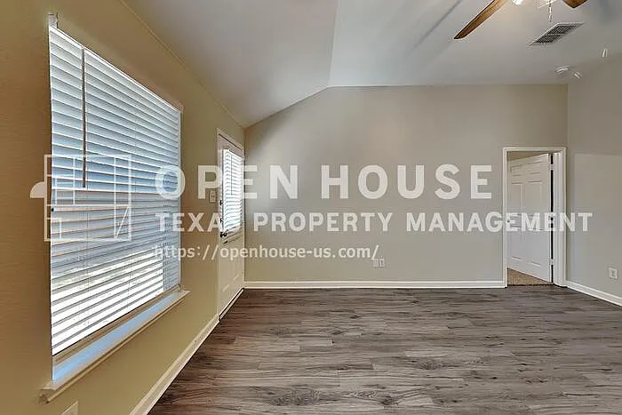 3 bed, 2.0 bath, 1414 sqft, $2,100 — Photo 4