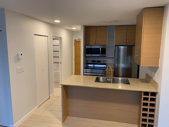 2nd image of 909 Mainland St #908
