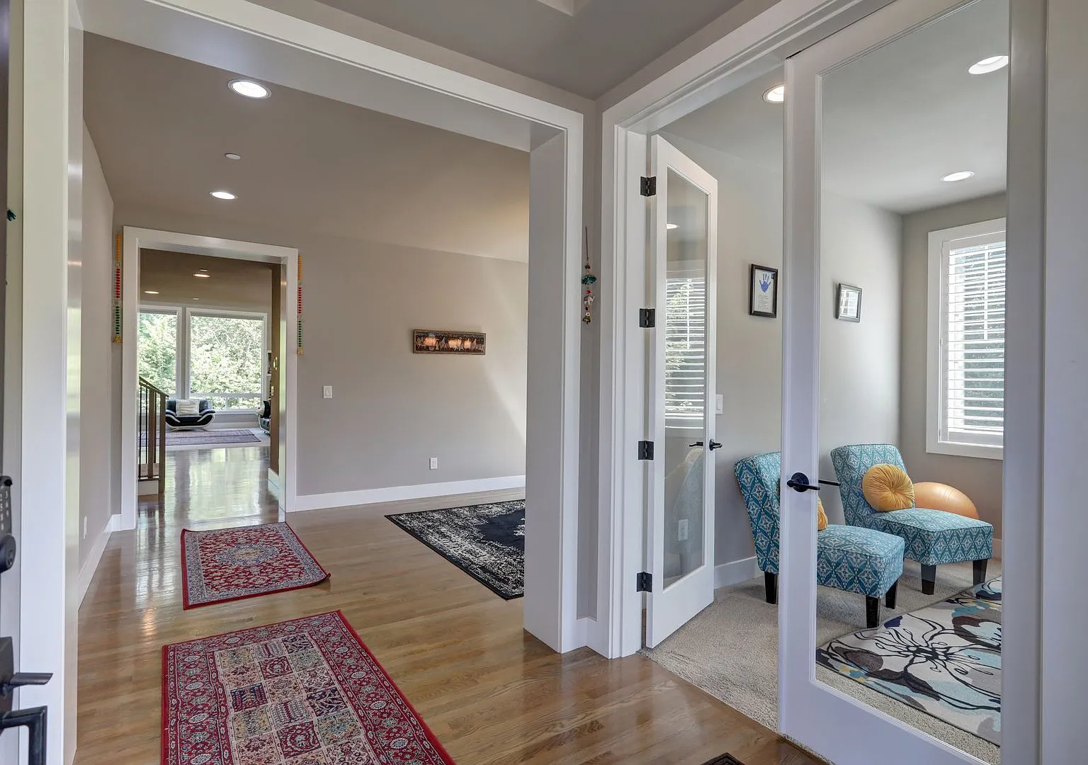 Stunning 5-Bedroom Sammamish Home with Main-Level Guest Suite — Photo 3