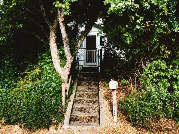 63721 Harriet Rd, Coos Bay, OR 97420