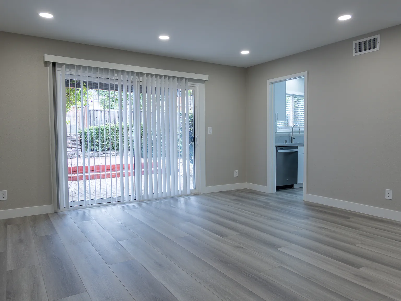 2 bed, 962 sqft, $4,295 — Photo 2
