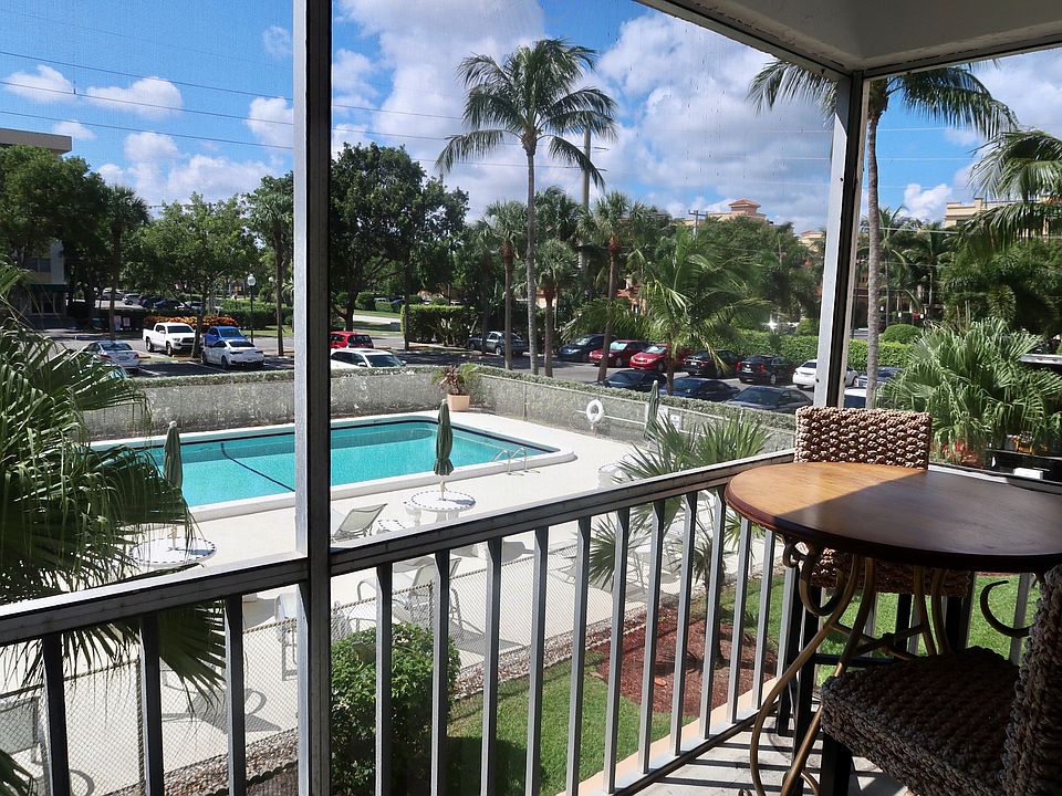 Balcony overlooking pool 