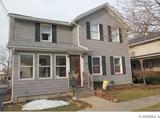 7 Maple Ave, Le Roy, NY 14482