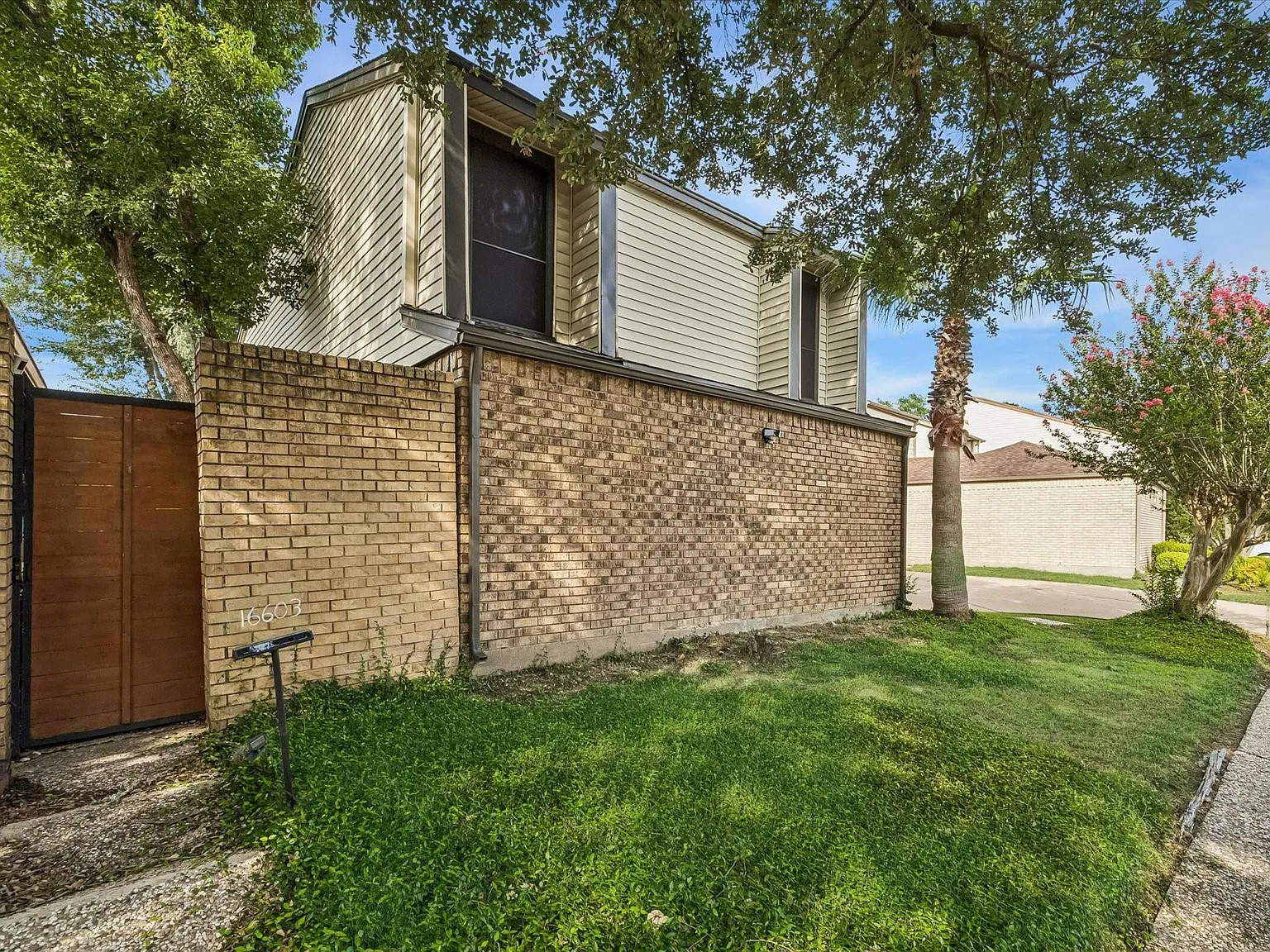3 bed, 2.5 bath, 1946 sqft, $2,500 — Photo 2