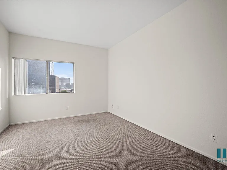 111 S Croft Ave — Photo 45
