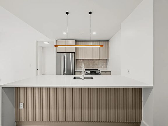 4th image of 250 W 49th St #7602