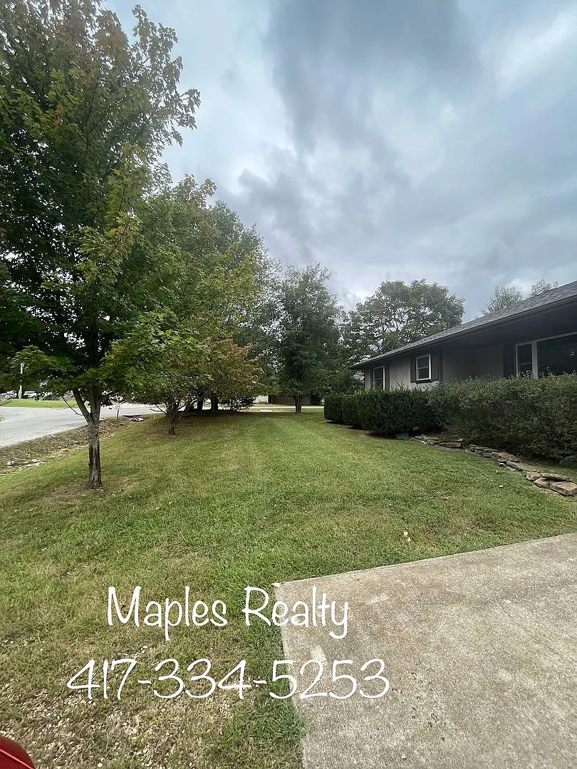 New Listing 3 Bedroom, 2 Bath Home In Rockaway Beach, Mo — Photo 2