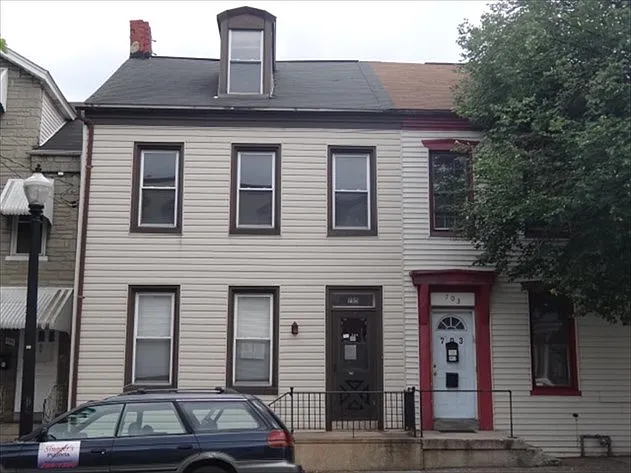 705 N Queen St photo 1