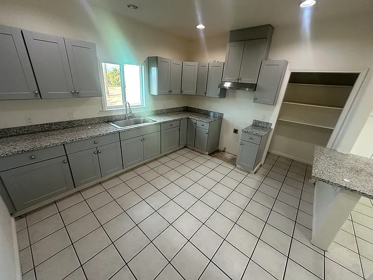 9695 E Tulare Ave — Photo 9