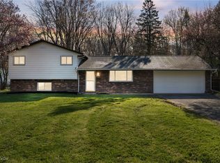 6677 Ridge Plaza Dr, North Ridgeville, OH 44039